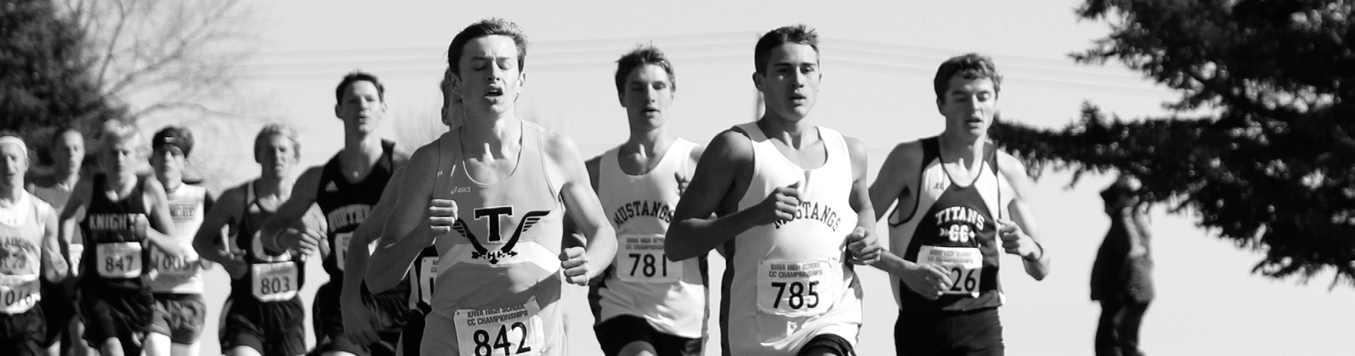 High school students running during an XC meet